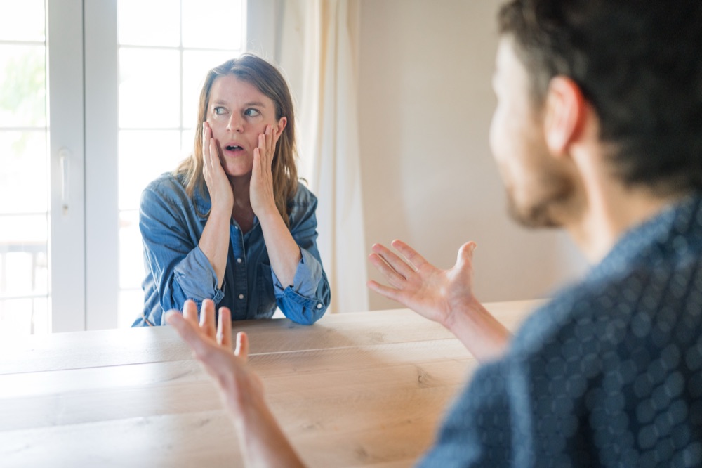 Flore reageert verrast op haar gesprekspartner